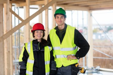 Kendine güvenen marangozlar sitesinde yansıtıcı ceket giyiyor