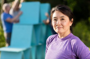 Plakalar Piramidi yapma arkadaşlar ayakta Olgun kadın