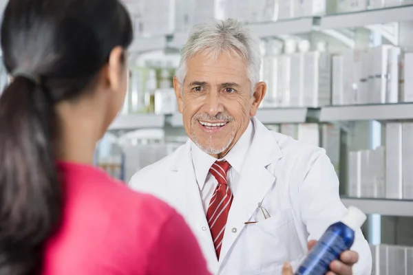 Farmacéutica vendiendo desodorante a la mujer — Foto de Stock
