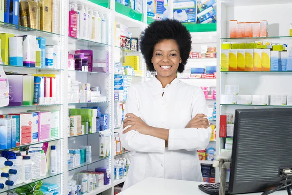 Química feminina confiante de pé braços cruzados — Fotografia de Stock