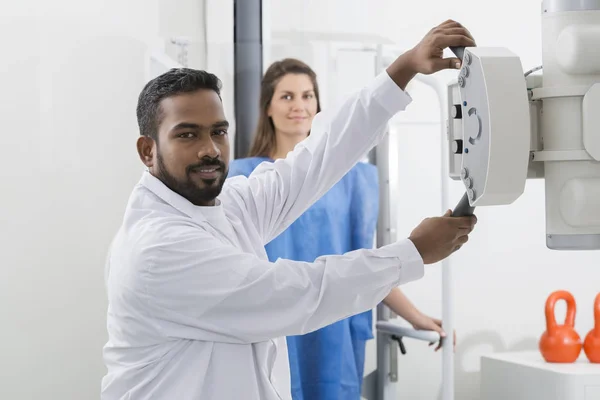 Radioloog röntgenapparaat aan te passen Over patiënt In ziekenhuis — Stockfoto