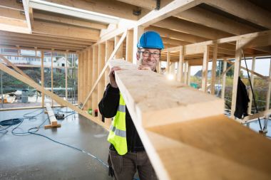 Emin olgun marangoz ahşap taşıyan portresi