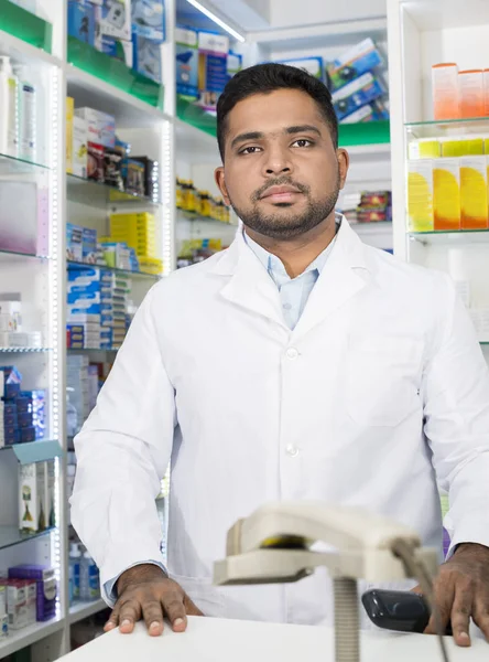 Kendine güvenen genç eczacı eczane ayakta