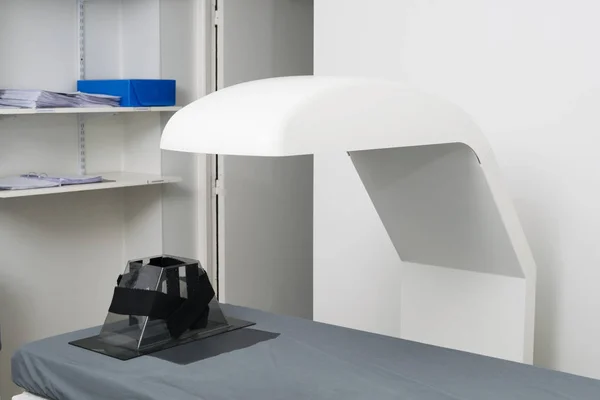Máquina de raios-X sobre a cama na clínica — Fotografia de Stock