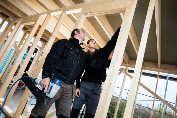 Professional Carpenters Analyzing Wood At Site — Stock Photo, Image