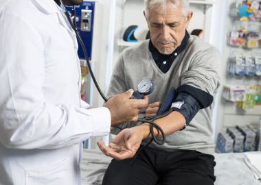 Erkek kimyager hastalarda kan basıncı kontrol midsection