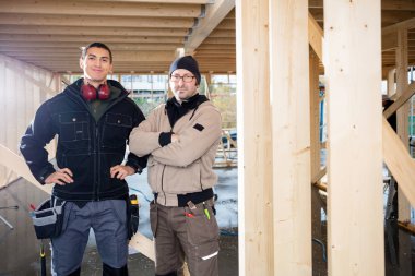 Kendine güvenen marangozlar inşaat alanında ayakta