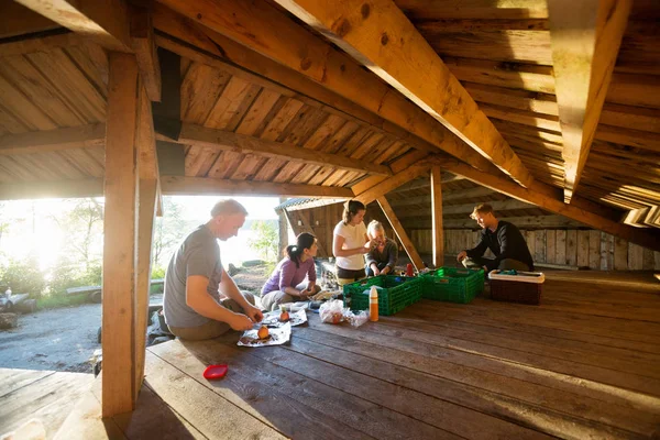Pessoas de negócios preparando alimentos em galpão na floresta — Fotografia de Stock