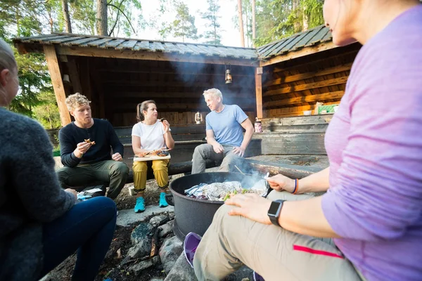 Affärsmän som pratar samtidigt ha Lunch i skogen — Stockfoto