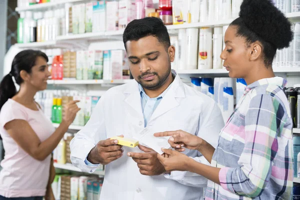 Cliente e químico com prescrição na farmácia — Fotografia de Stock