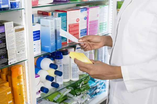 Recepção e prescrição de posse de farmacêutico na farmácia — Fotografia de Stock