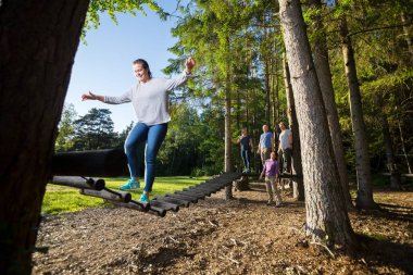 Kadın geçiş günlük Köprüsü ormandaki izlerken arkadaşlar