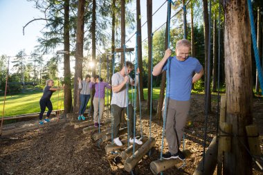 Ormandaki sallanan günlükleri geçiş iş adamları uygun