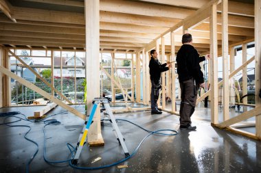 İnşaat alanında çalışan erkek marangozlar