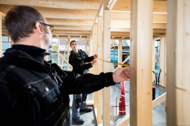 Marangozlar sitesi ahşap sütunlar ölçme