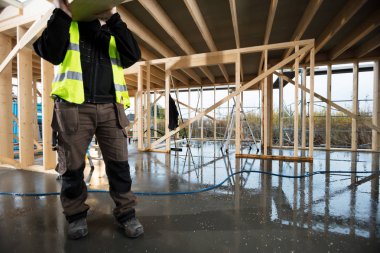 Olgun marangoz ahşap tahta taşıyan düşük bölümü