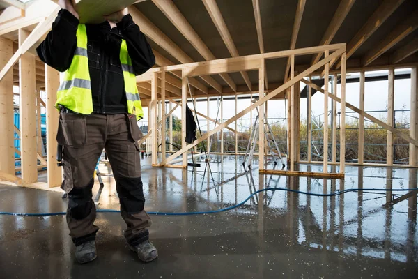 Olgun marangoz ahşap tahta taşıyan düşük bölümü