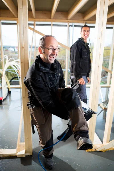 Sitede ayakta matkap Makinası ile komik marangoz