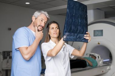 Doktorlar hasta tomografiye makinede yalan ile x-ışını inceleyerek