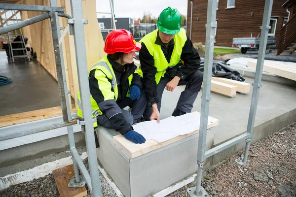 Carpenters With Plan Sitting At Construction Site — Stock Photo, Image