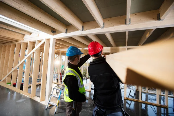 İnşaat alanında çalışan ustalar