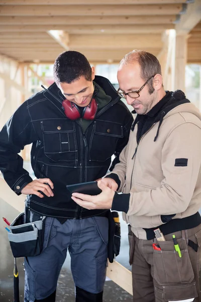 Snickare som använder digitala tablett på plats — Stockfoto