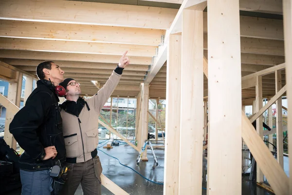 Tahtaya meslektaşım tarafından ayakta iken işaret marangoz