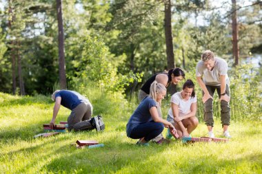 Arkadaşlar yapı taşları çimenli alan üzerinde düzenleme