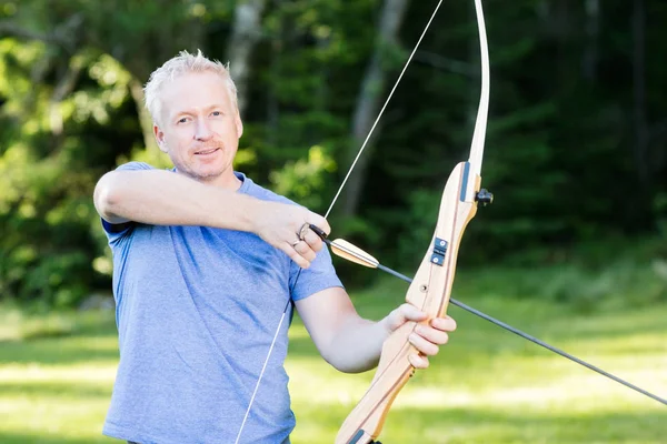 Confident Male Archer Holding Bow And Arrow In Forest — Stock Photo, Image