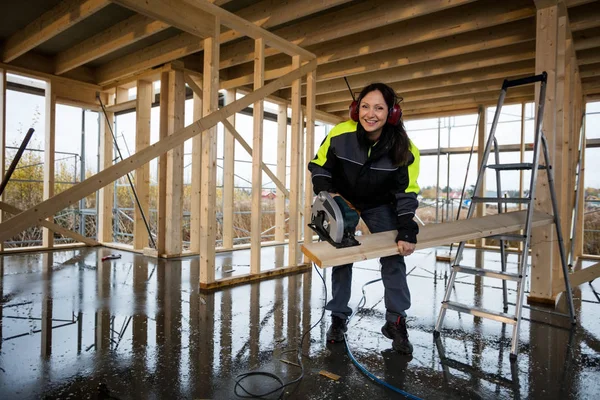 Mutlu kadın marangoz kesme ahşap elektrik ile sitesinde gördüm