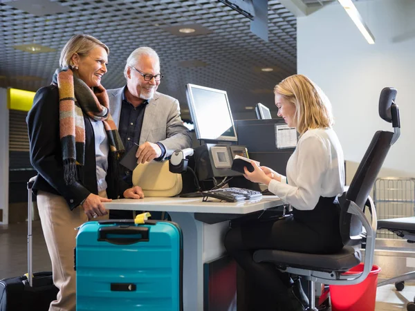 Business par tittar på personalen kontrollera pass på flygplatsen Ch — Stockfoto