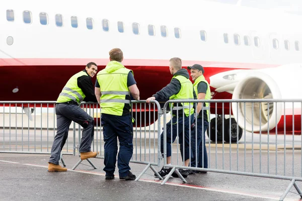 民間航空機に対してフェンスによって通信の乗組員 — ストック写真