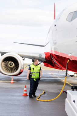 Uçak piste suçlanmasının tarafından yürüyüş yer ekibi üyesi