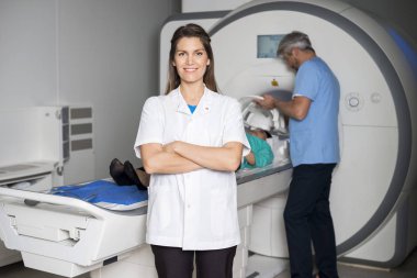 Ct taraması için hasta hazırlama meslektaşı ile kendine güvenen doktor