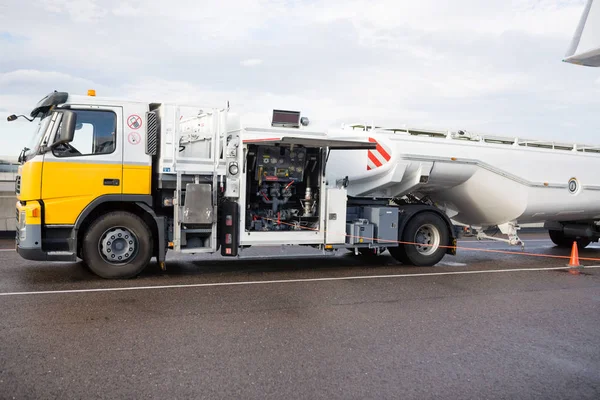 공항에서 젖은 활주로에 연료 트럭 — 스톡 사진