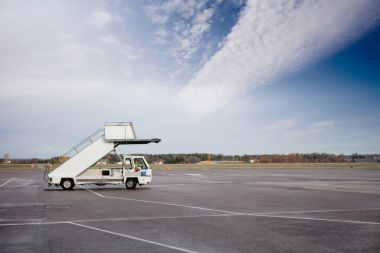 Havaalanı pist üzerinde mobil yol açın