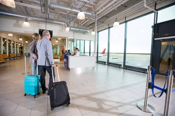 Havaalanı resepsiyonda doğru yürüyüş iş Çift