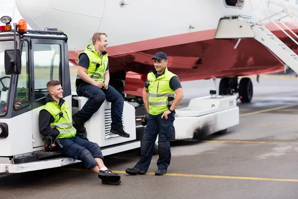 Kamyon çekme üzerinde oturan işçiler ise pist üzerinde duran arkadaş