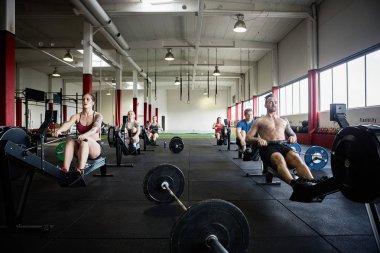 Kürek makineleri kullanarak kadın ve erkek