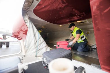 Boşaltma uçak diz çökmüş işçi