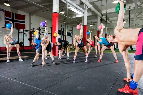 Eğitmen istemcilerle Ireland içinde jimnastik salonu kaldırma — Stok fotoğraf