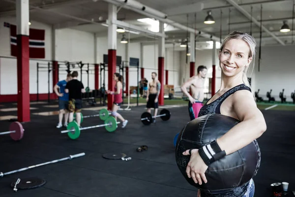 Portrait Of Smiling Woman Carrying Medicine Ball — Stock Photo, Image