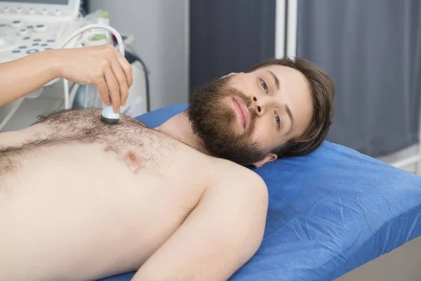 Пациент проходит УЗИ на груди у врача — стоковое фото