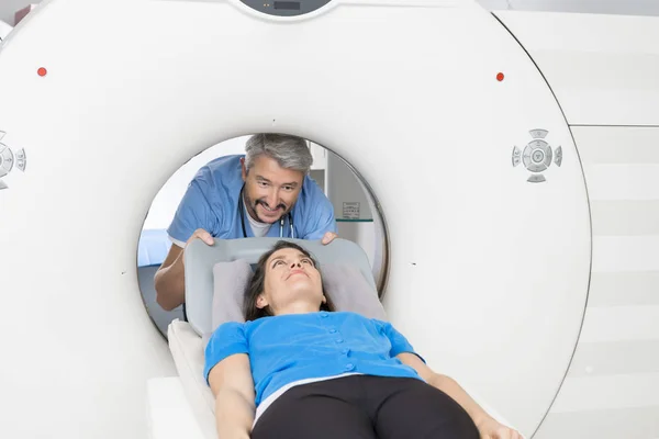 Voorbereiding patiënt voor Ct-Scan In het ziekenhuis arts — Stockfoto