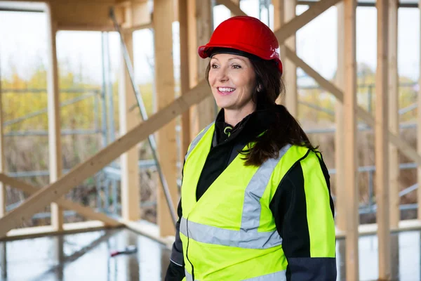 Thoughtful Female Carpenter In Protective Wear At Site — Stock Photo, Image