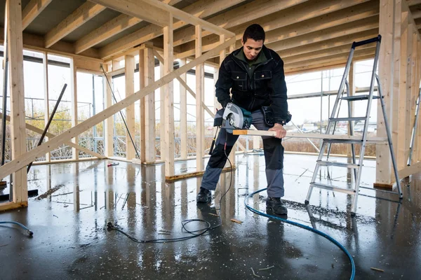 Marangoz kesme tahtası elektrikli el ile inşaat S gördüm