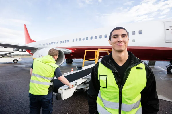 Worker Smiling While Colleague Working On Runway — Stock Photo, Image