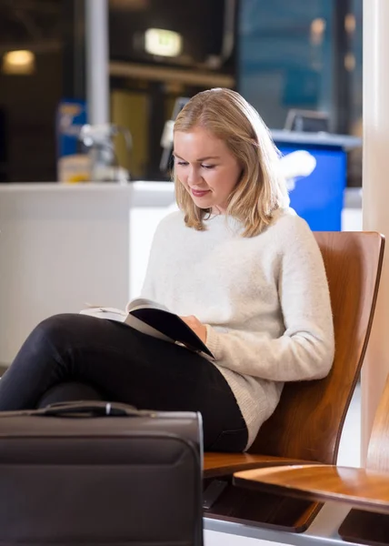 Mujer lectura libro en aeropuerto sala de espera — Foto de Stock