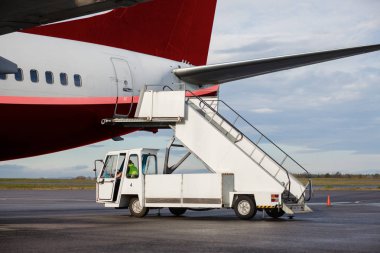 Uçak için bağlı yol açın araç