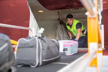 Konveyör Unload uçak için Bagaj yerleştirme işçi